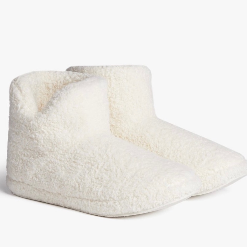 Super soft sherpa Parachute booties size small. Never been worn. New with tags.